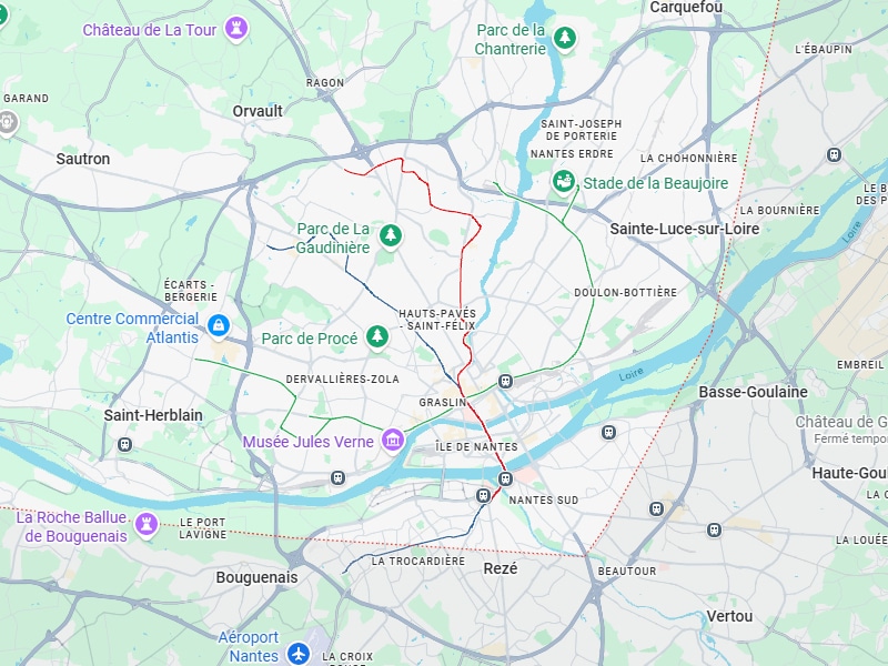 Nantes : Carte détaillée, itinéraires et lieux de la métropole. Carte de Nantes, Orvault, Rezé, Saint-Herblain. Itinéraires rouge, vert et bleu près de la Loire, l'Île de Nantes, Stade de la Beaujoire et Musée Jules Verne.